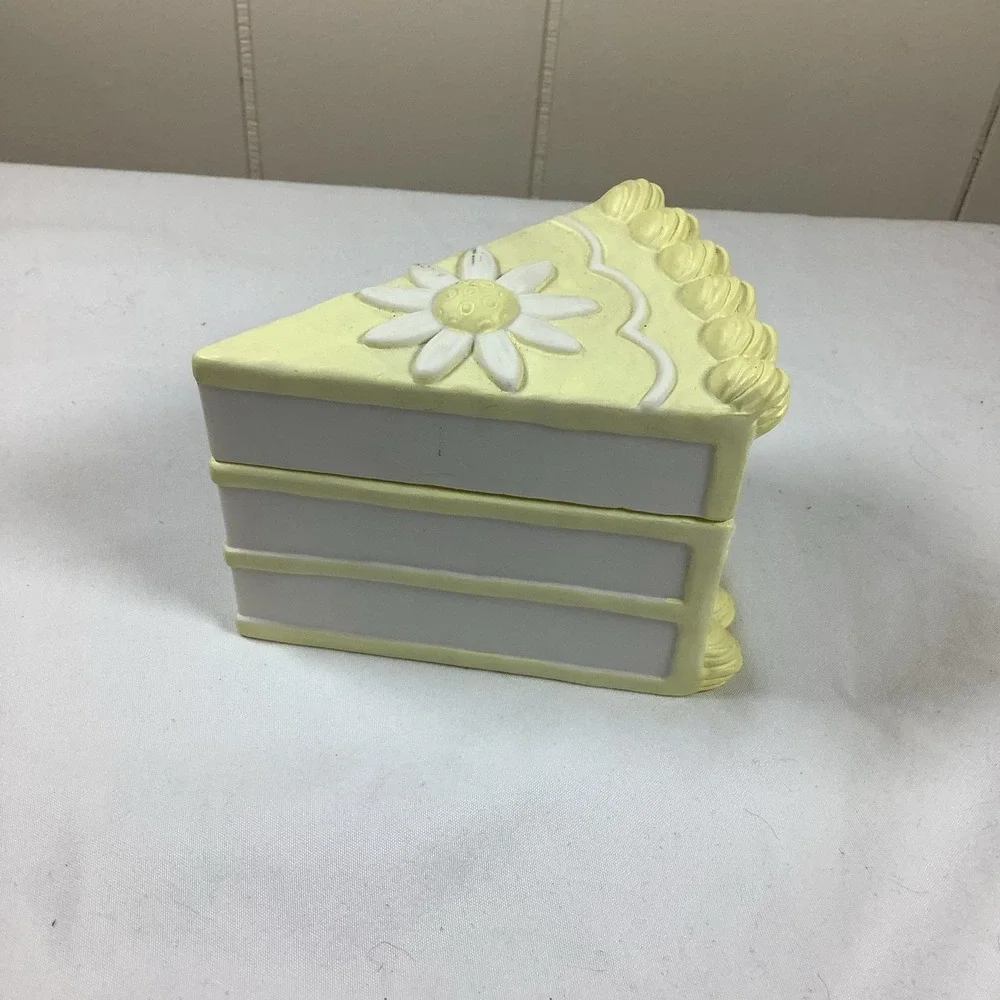 Hallmark Porcelain Trinket Box Cake‎ Slice Yellow Daisy Love Keepsake